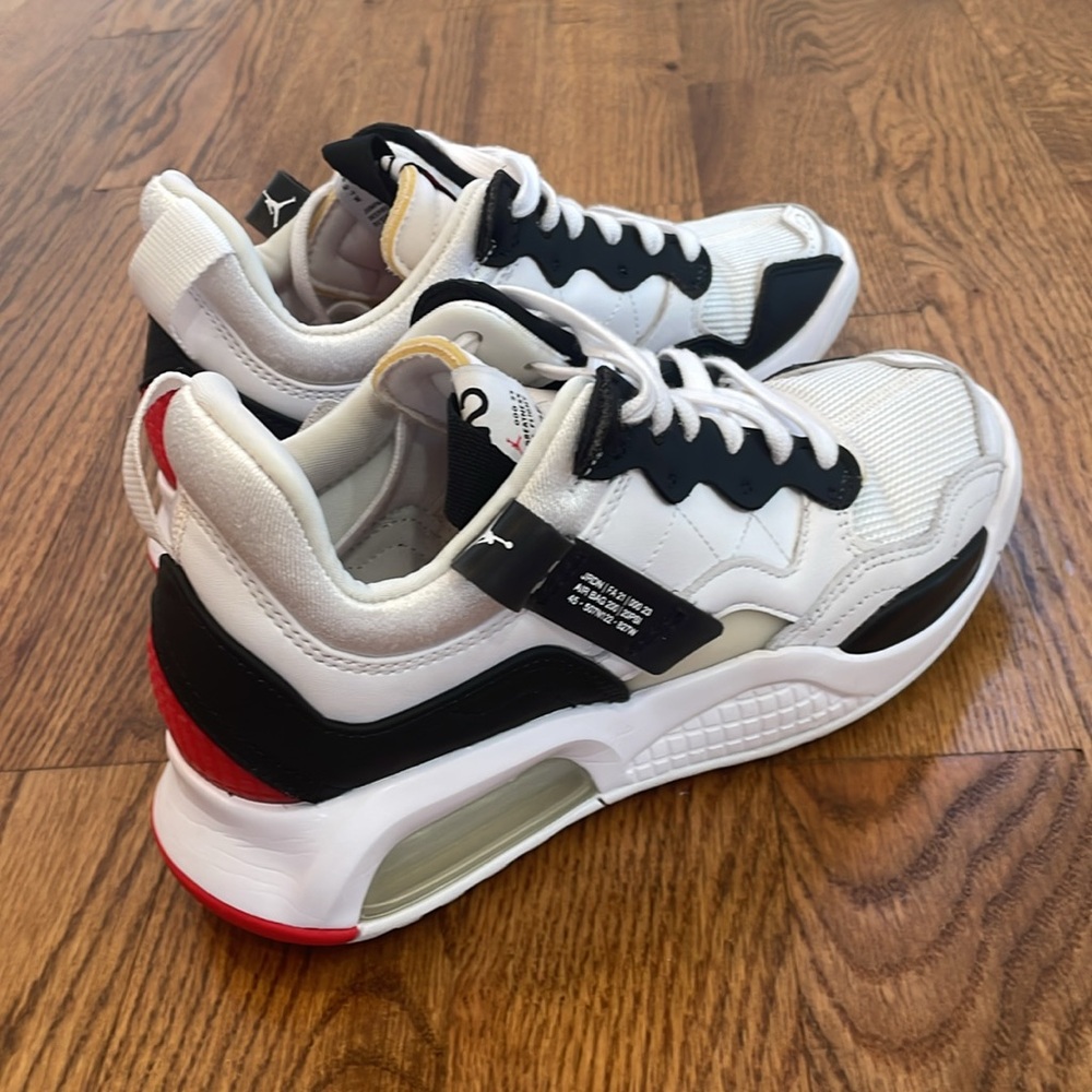 Jordan MA2 White/University Red/Black Trainer Sneakers. Size 8. - Picture 6 of 16